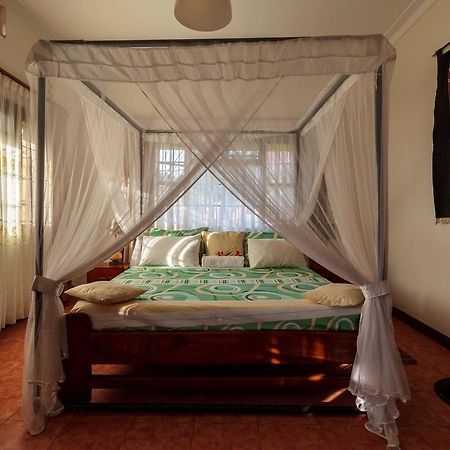 Airport Guesthouse Entebbe Eksteriør bilde